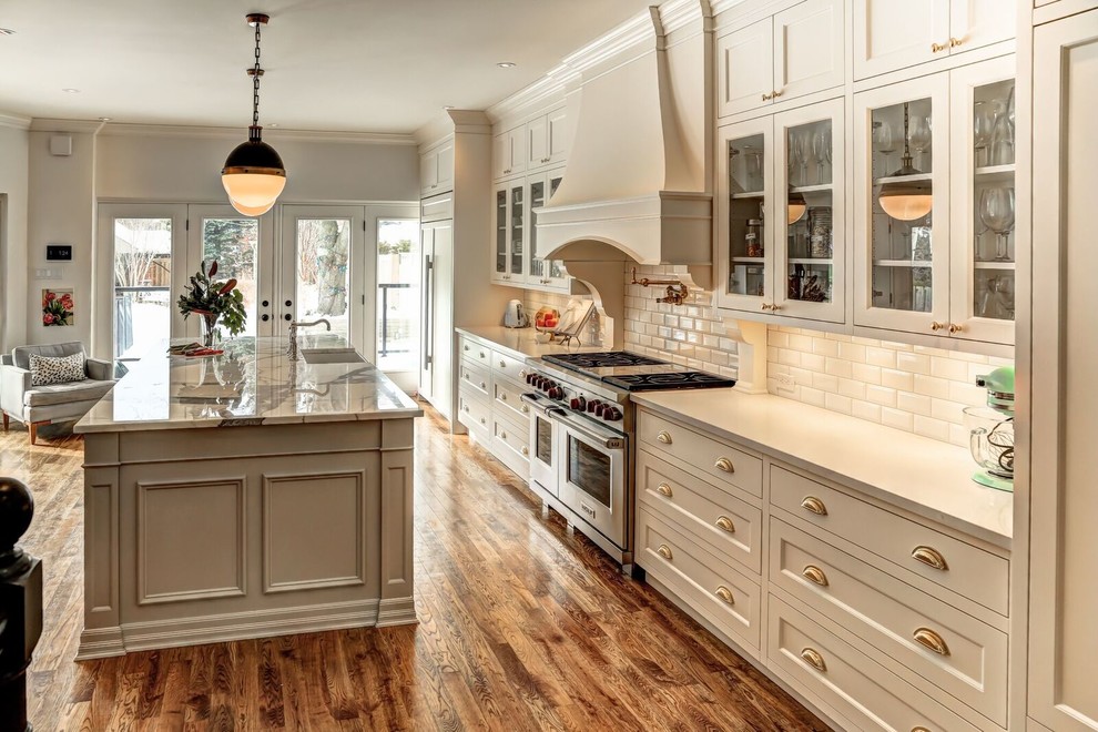 Kitchen - transitional kitchen idea in Toronto
