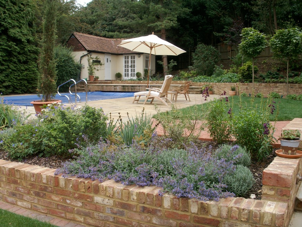 Example of a farmhouse pool design in Buckinghamshire