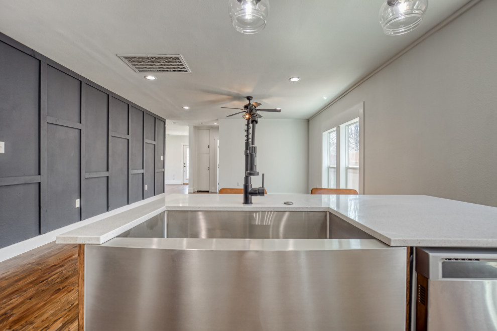 Inspiration for a craftsman home design remodel in Dallas