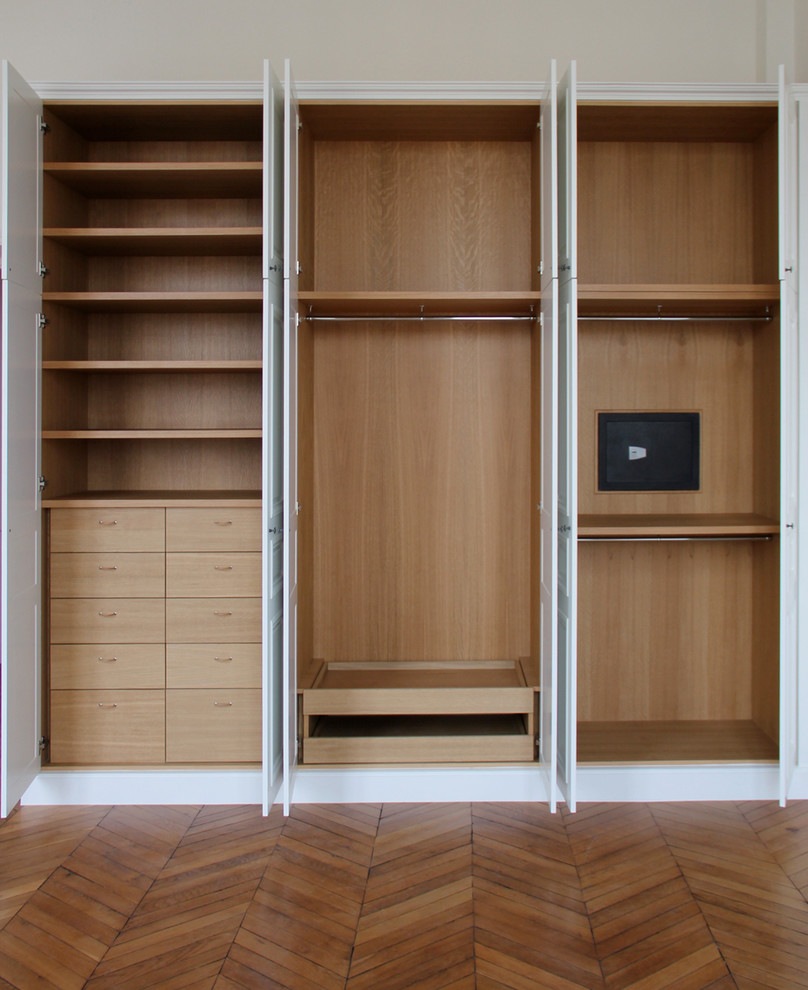 Inspiration for a contemporary storage and wardrobe in Paris.