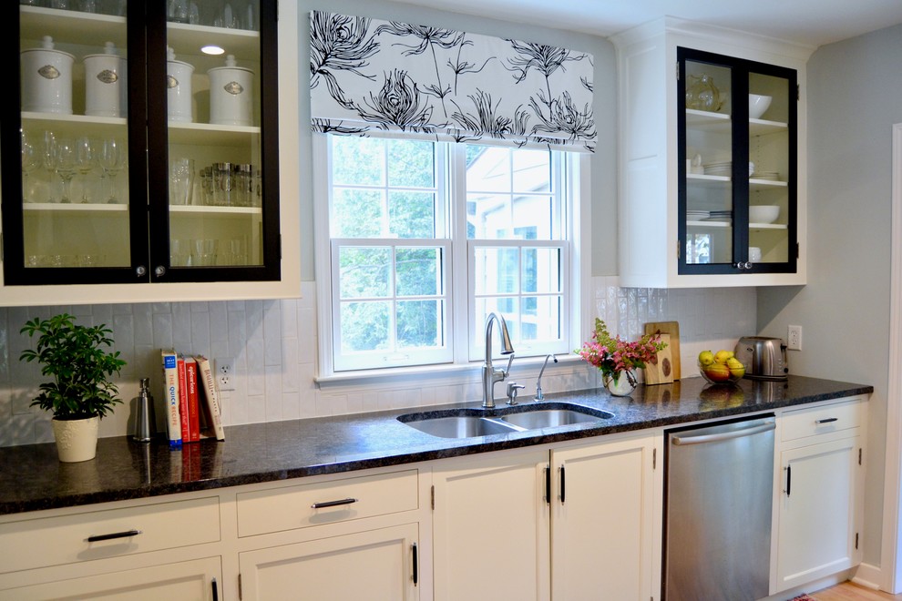 Example of a transitional home design design in Grand Rapids
