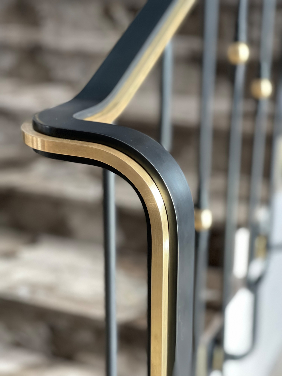 Лестничное ограждение из стали и латуни