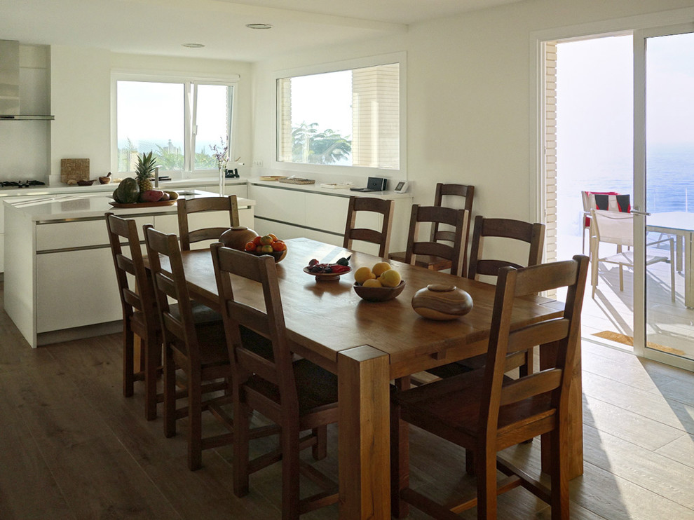 Diseño de comedor de cocina clásico renovado de tamaño medio sin chimenea con paredes blancas y suelo de madera en tonos medios