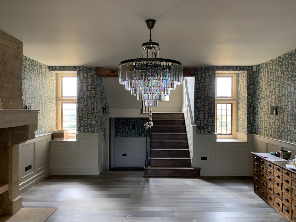 Großer Country Flur mit bunten Wänden, braunem Holzboden, braunem Boden und vertäfelten Wänden in Oxfordshire