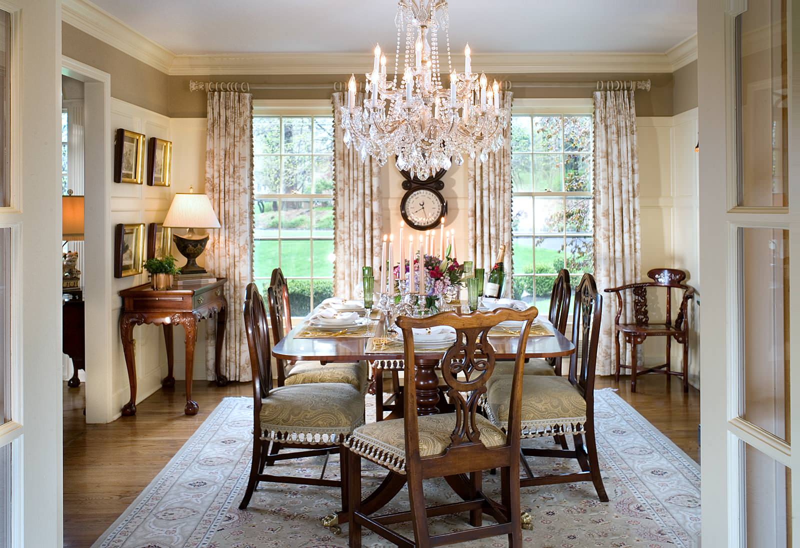 Tasteful Ideas for Traditional Dining Room Floors, image size:1600x1096