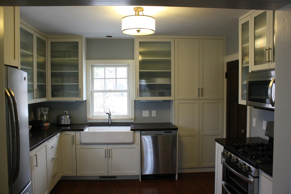 Example of a transitional kitchen design in Milwaukee