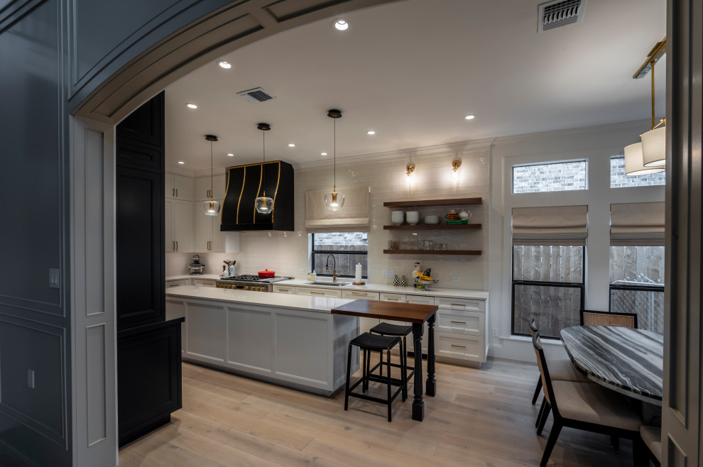 Kitchen - transitional kitchen idea in Houston