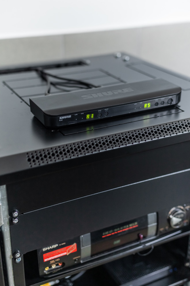 Гостевой домик с домашним кинотеатром в стиле лофт.