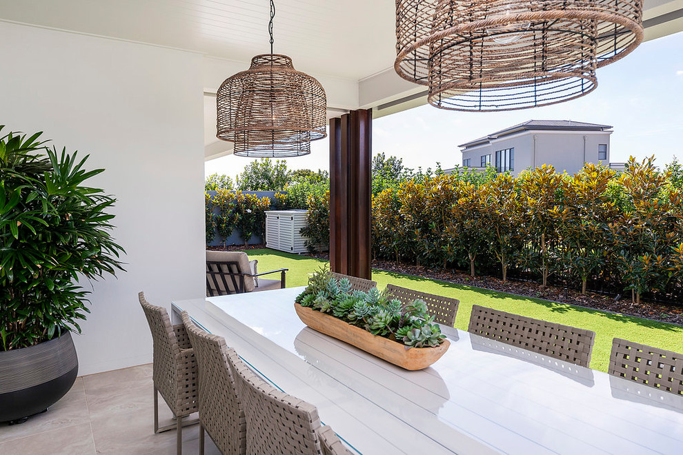 Photo of a contemporary patio in Gold Coast - Tweed.