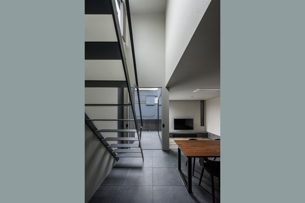 Источник вдохновения для домашнего уюта: кухня-столовая среднего размера в современном стиле с серыми стенами, полом из керамической плитки, серым полом, потолком с обоями и обоями на стенах без камина