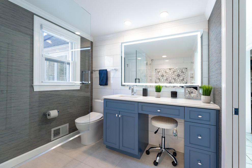 Modelo de cuarto de baño único y a medida moderno de tamaño medio con puertas de armario azules, baldosas y/o azulejos blancos, encimera de cuarcita y encimeras blancas