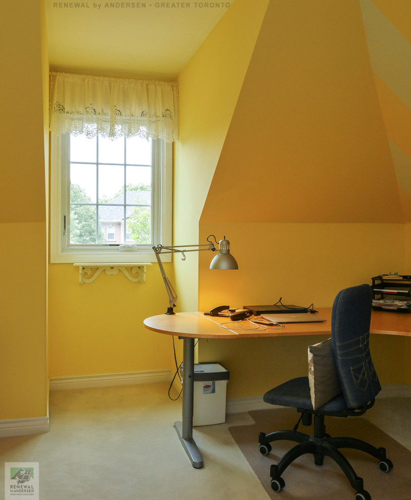 Cette photo montre un bureau de taille moyenne avec un mur jaune, moquette, aucune cheminée, un bureau indépendant, un sol beige et un plafond voûté.
