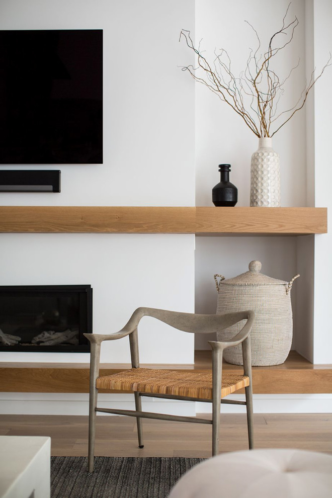 Inspiration for a transitional home design remodel in Los Angeles