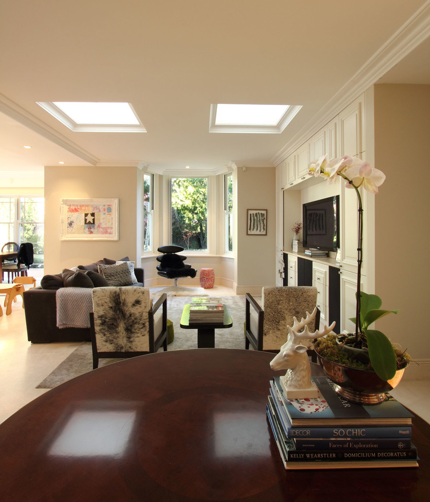 This is an example of a transitional family room in Sydney.
