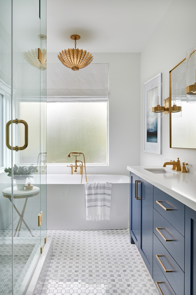Idéer för ett klassiskt vit en-suite badrum, med skåp i shakerstil, blå skåp, ett fristående badkar, en dusch i en alkov, grå kakel, vit kakel, vita väggar, ett undermonterad handfat, bänkskiva i kvarts, flerfärgat golv och dusch med gångjärnsdörr