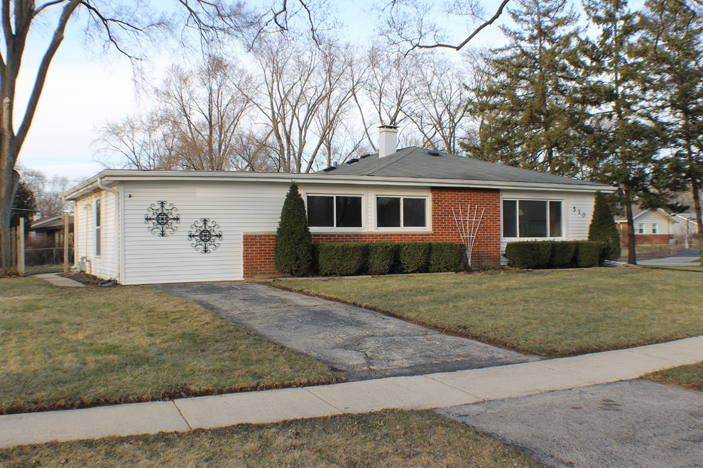 Home design - mid-sized transitional home design idea in Chicago