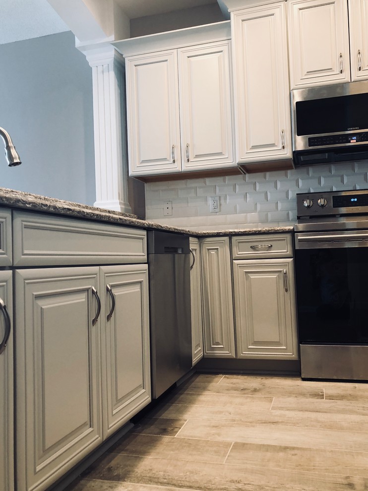 Example of a mid-sized transitional kitchen design