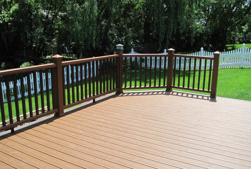 Design ideas for a mid-sized country backyard deck in Chicago.
