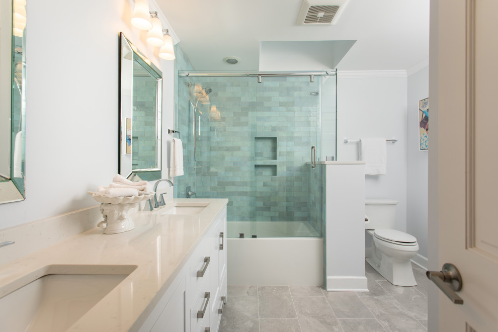 Exemple d'une salle de bain principale éclectique de taille moyenne avec un placard avec porte à panneau encastré, des portes de placard blanches, une baignoire en alcôve, un combiné douche/baignoire, WC à poser, un carrelage bleu, des carreaux de céramique, un mur gris, un sol en carrelage de porcelaine, un lavabo encastré, un plan de toilette en quartz modifié, un sol gris, une cabine de douche à porte coulissante, un plan de toilette blanc, meuble double vasque et meuble-lavabo encastré.
