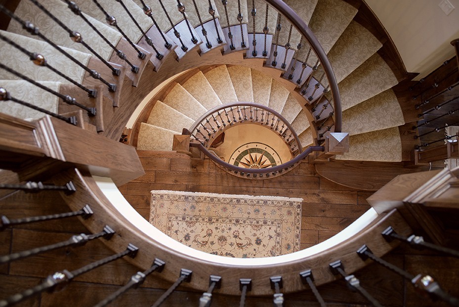 Inspiration för en stor vintage svängd trappa i trä, med sättsteg i trä och räcke i flera material