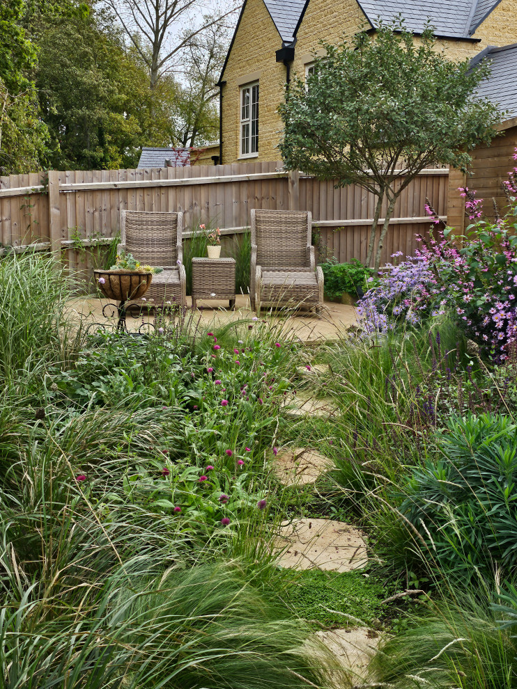 На фото: маленький осенний участок и сад на заднем дворе в современном стиле с садовой дорожкой или калиткой, полуденной тенью и настилом для на участке и в саду