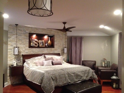 This is an example of a modern bedroom in Cleveland.