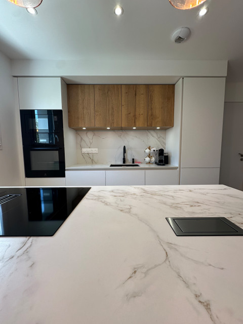 CUISINE BLANCHE MODERNE : Sans poign&eacute;e Blanche Dekton Entzo minimalistisch-kueche