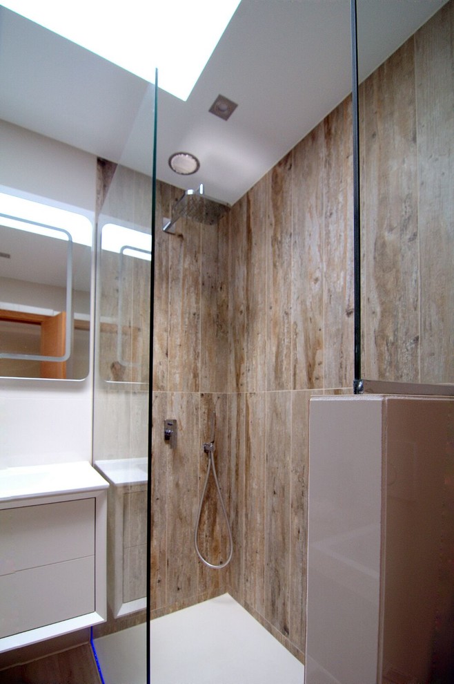 Design ideas for a traditional bathroom in Other.