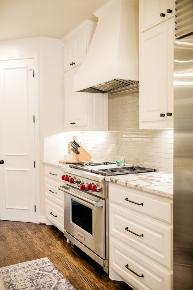 Example of a transitional kitchen design in Dallas