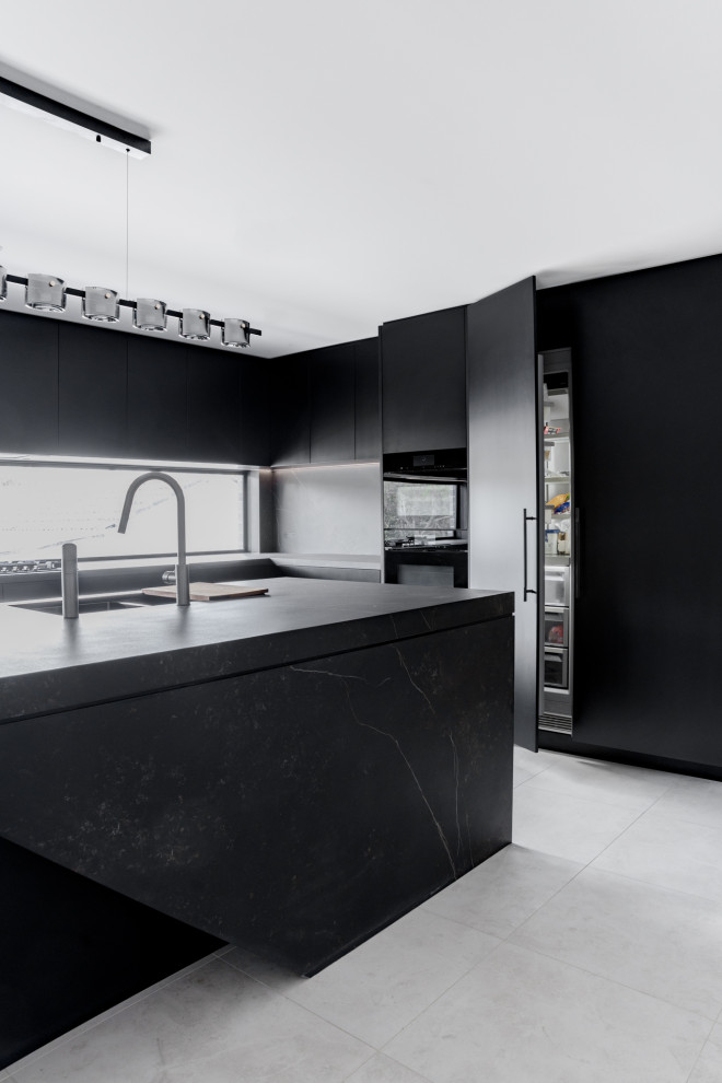 Idee per una grande cucina minimalista chiusa con ante lisce, ante nere, top in quarzo composito e top nero