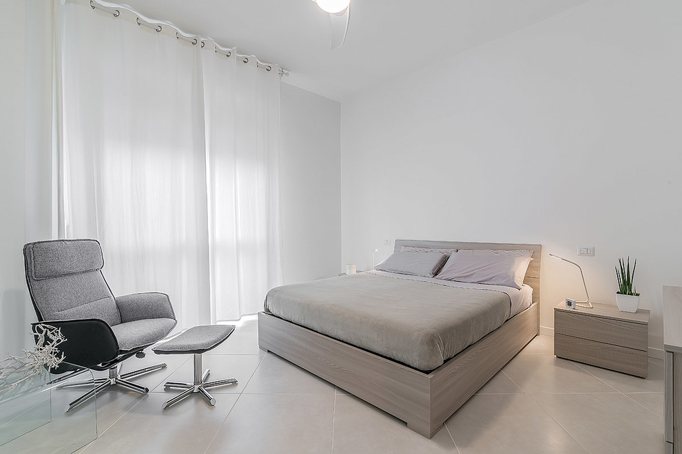 Large contemporary master bedroom in Rome with white walls.