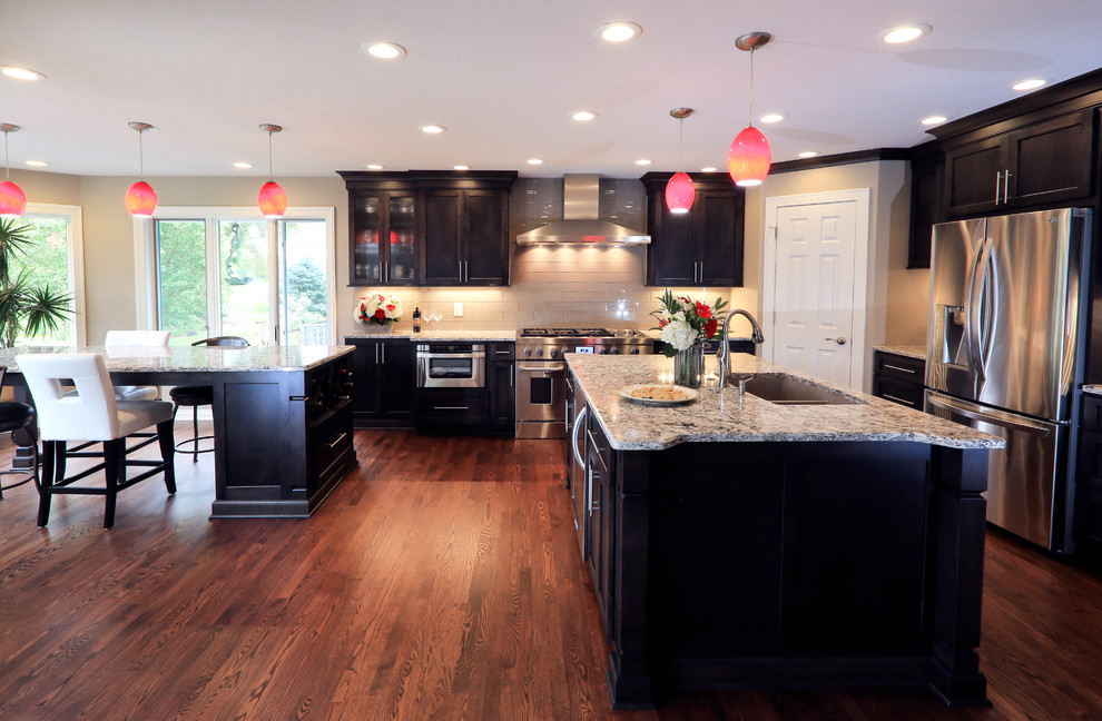 Kitchen - transitional kitchen idea in Milwaukee