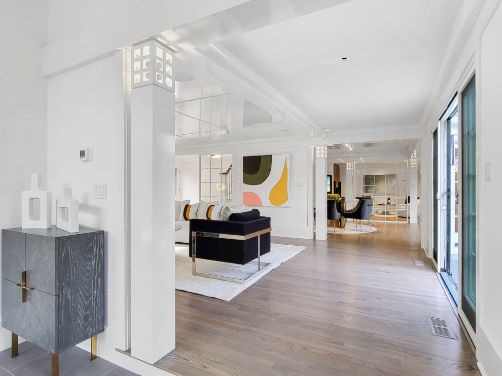 Foto di un grande soggiorno minimal aperto con sala formale, pareti bianche, pavimento in legno massello medio e camino classico