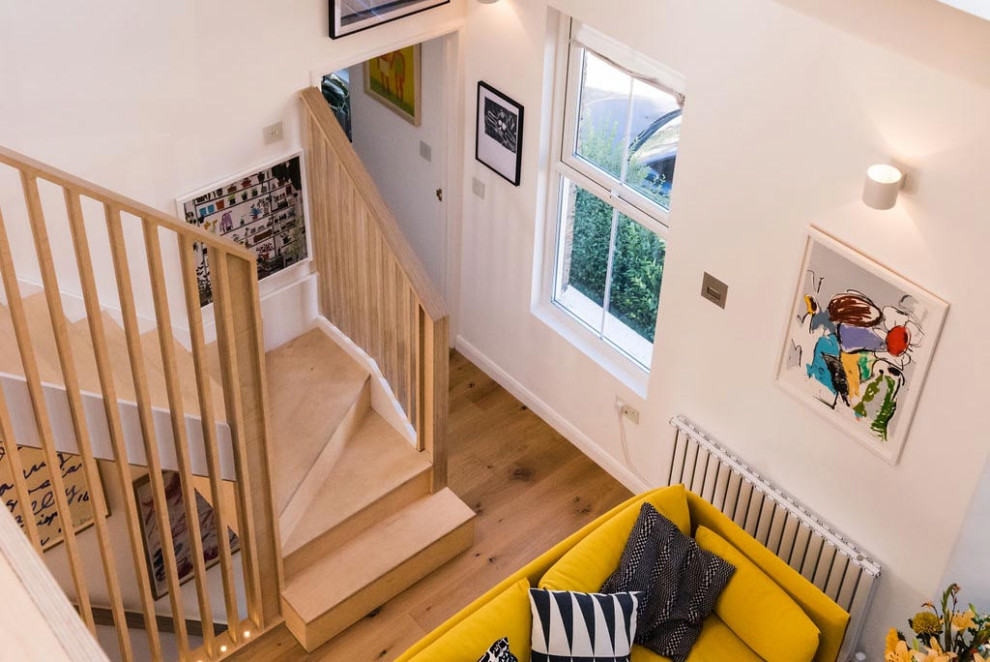 Mittelgroßes Modernes Wohnzimmer im Loft-Stil mit weißer Wandfarbe, hellem Holzboden, Kaminumrandung aus Backstein, gewölbter Decke und Ziegelwänden in London