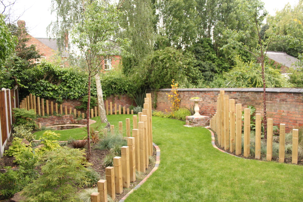 Идея дизайна: маленький участок и сад в стиле фьюжн для на участке и в саду