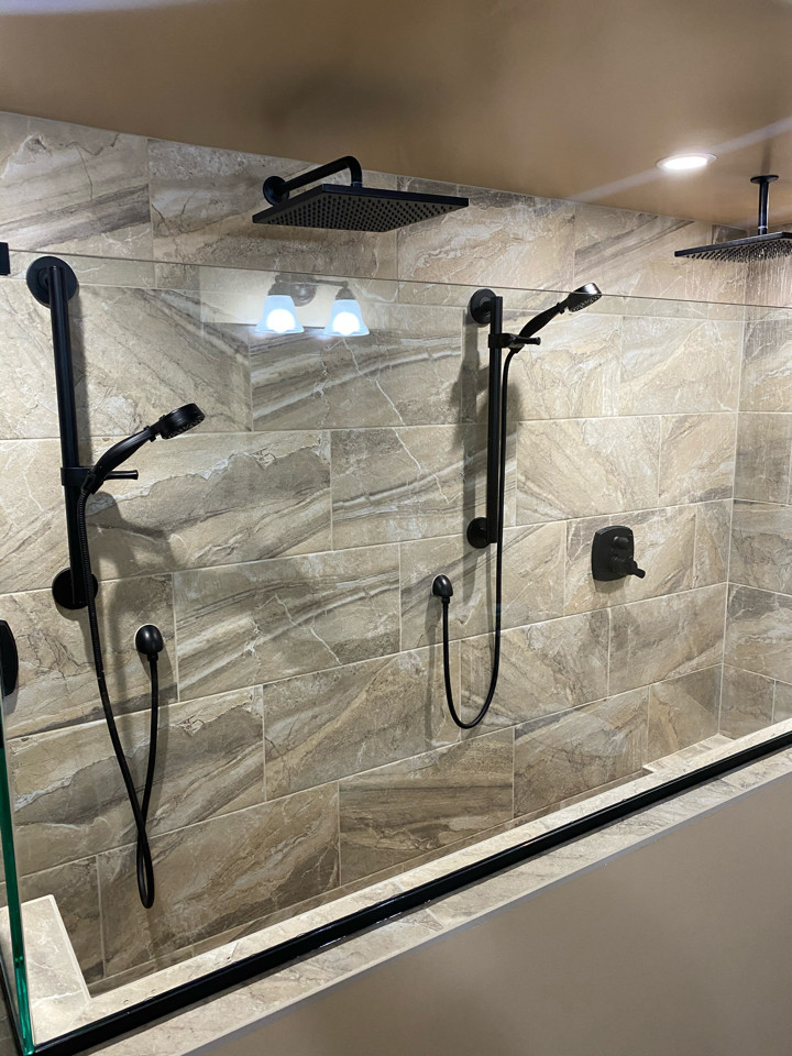 Immagine di un'ampia stanza da bagno padronale chic con doccia aperta, piastrelle in gres porcellanato, doccia aperta e panca da doccia