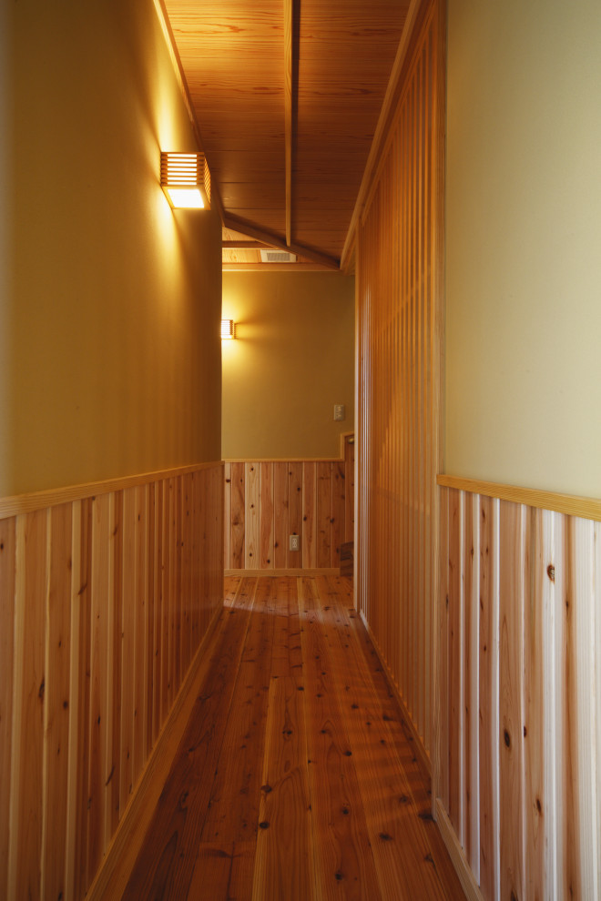 Immagine di un grande ingresso o corridoio etnico con pareti beige, parquet chiaro, pavimento beige, soffitto in legno e pareti in legno