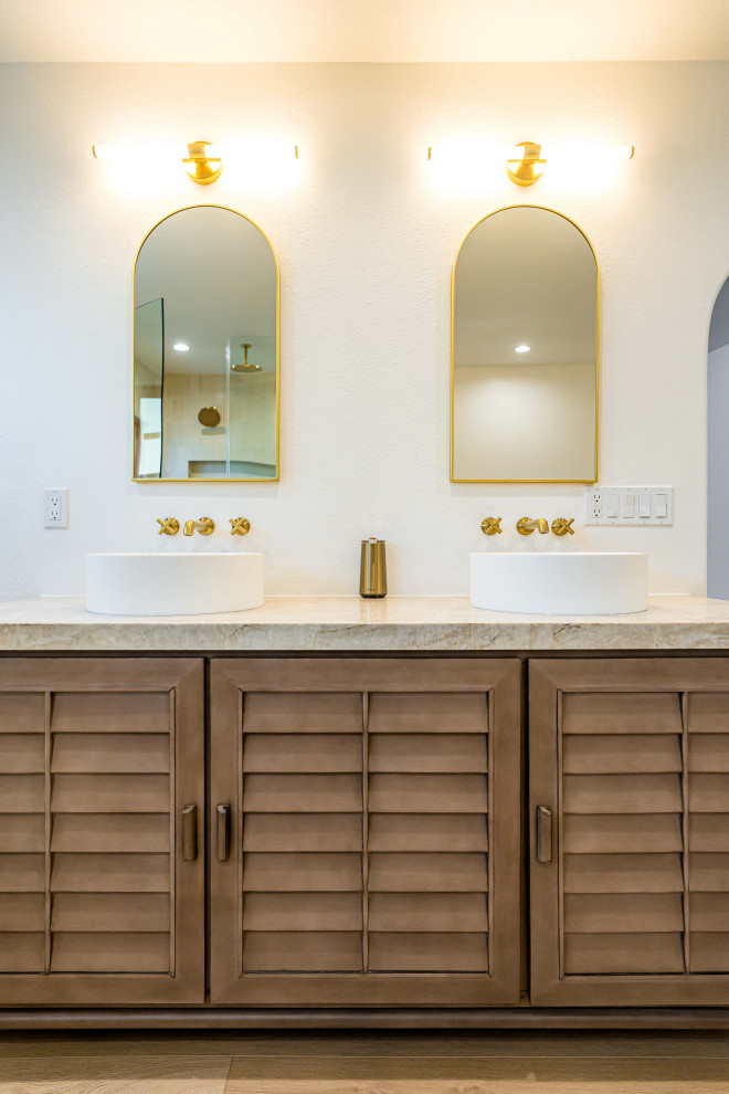 Стильный дизайн: ванная комната в современном стиле с фасадами с филенкой типа жалюзи, коричневыми фасадами, душем в нише, унитазом-моноблоком, бежевой плиткой, керамической плиткой, белыми стенами, светлым паркетным полом, настольной раковиной, мраморной столешницей, коричневым полом, душем с распашными дверями, коричневой столешницей, тумбой под две раковины, встроенной тумбой, балками на потолке, деревянными стенами и отдельно стоящей ванной - последний тренд
