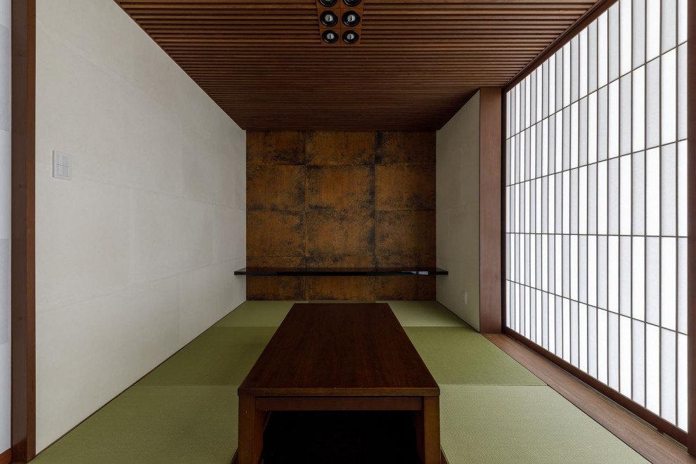 Large asian formal enclosed living room in Osaka with brown walls, tatami floors, no tv, green floor, wood and wallpaper.