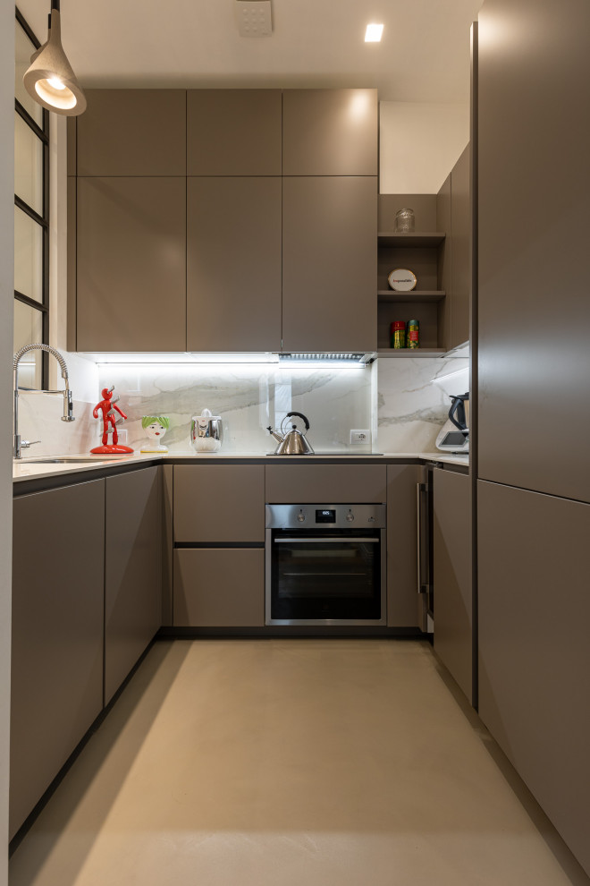 Идея дизайна: п-образная кухня-гостиная в современном стиле с бежевыми фасадами и белой столешницей