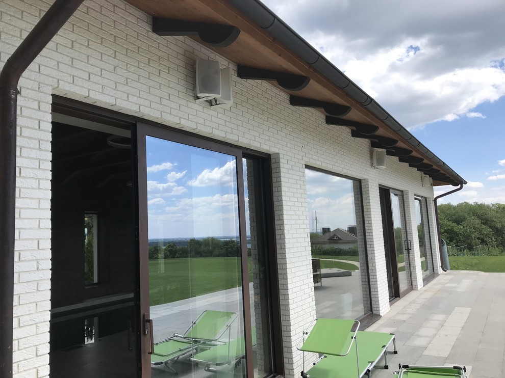 Бассейн с кинотеатром и "умным" управлением