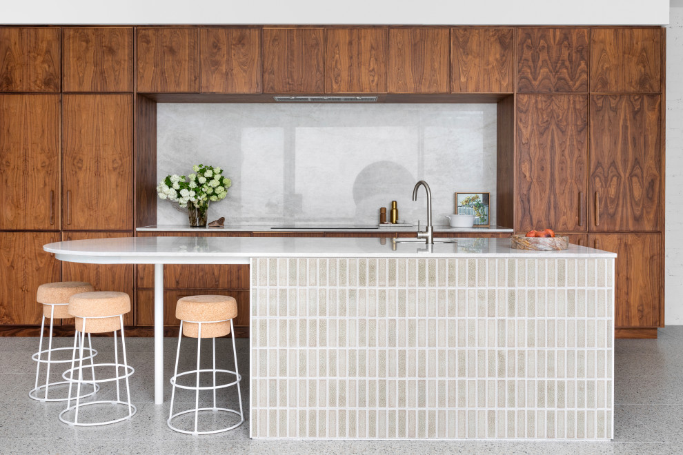 Zweizeilige, Große Moderne Küche mit dunklen Holzschränken, Terrazzo-Boden und Kücheninsel in Melbourne