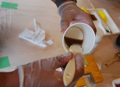 簡単DIY：家具修理のプロに習う、クラック塗料を使ったヴィンテージ風