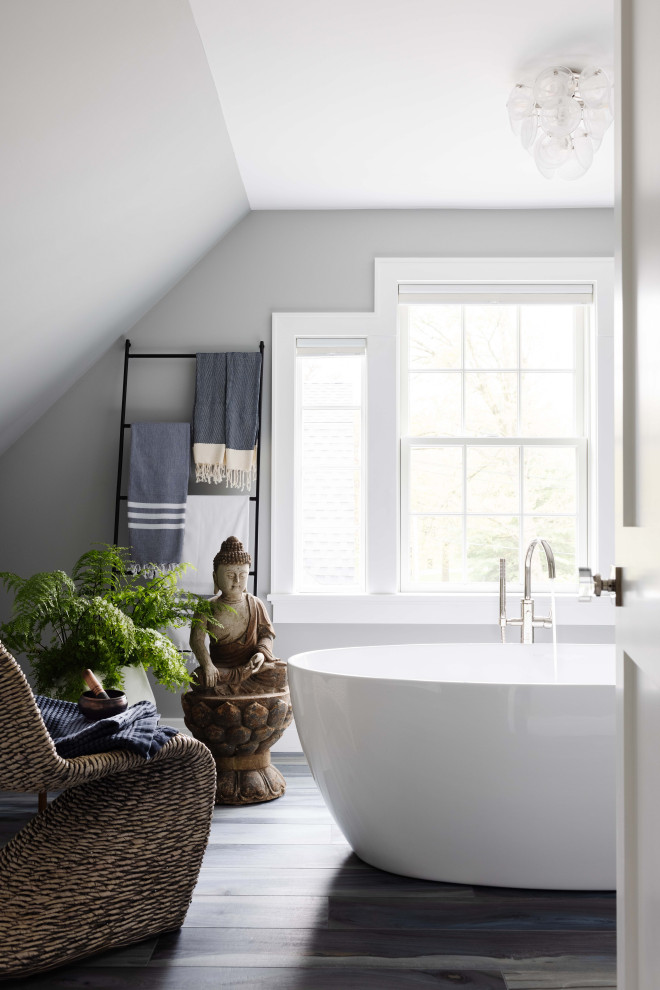 На фото: ванная комната в стиле неоклассика (современная классика) с отдельно стоящей ванной, серыми стенами, темным паркетным полом, коричневым полом и сводчатым потолком