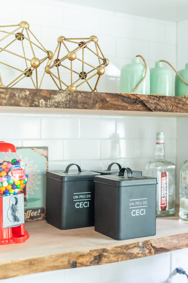 Inspiration for a transitional home design remodel in Toronto