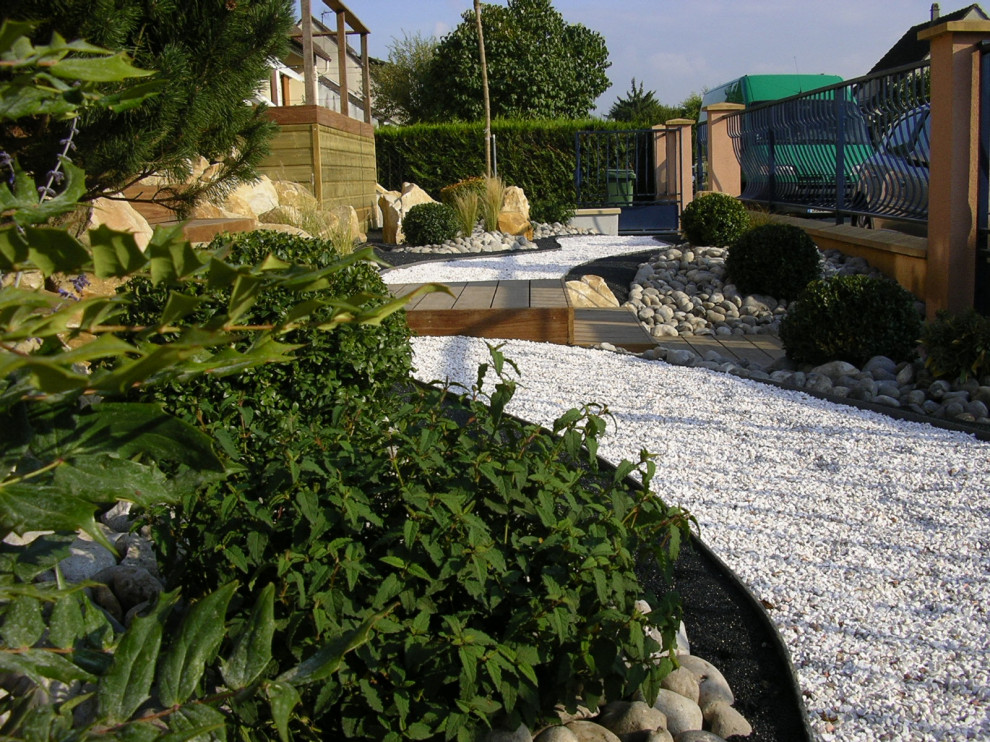 Jardin minéral avec terrasse sur pilotis