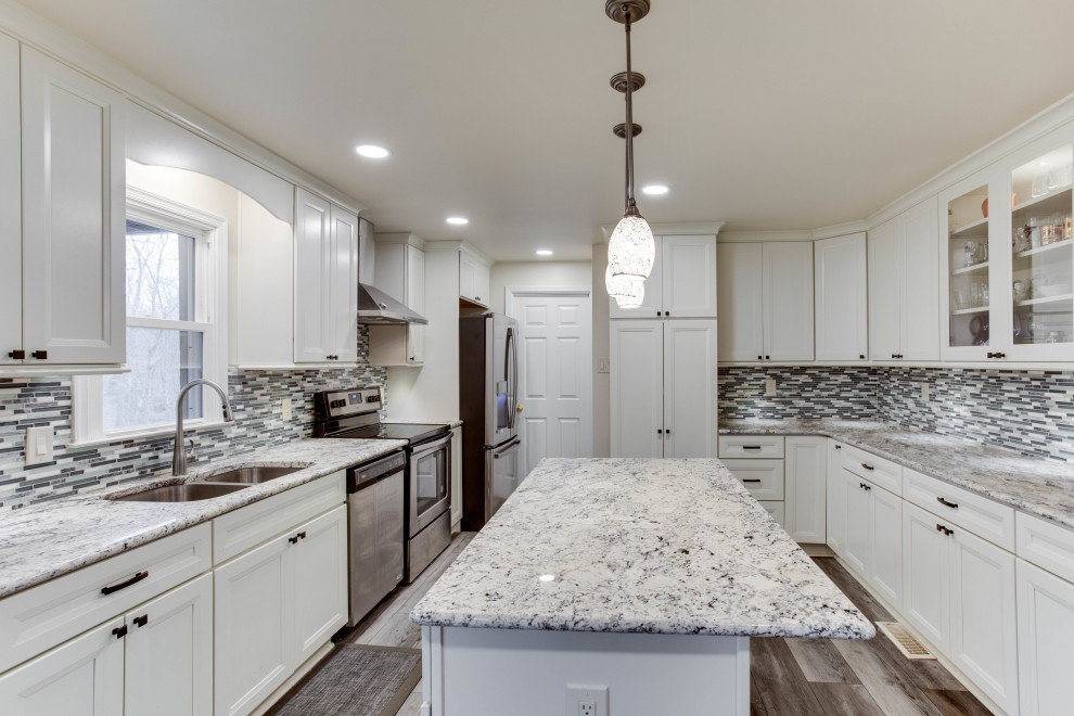 Example of a large transitional u-shaped eat-in kitchen design in DC Metro with an undermount sink, granite countertops, stainless steel appliances and an island