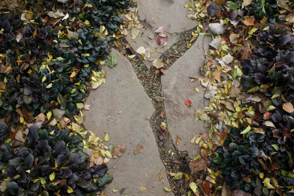 Дорожки из каменных плит песчаника