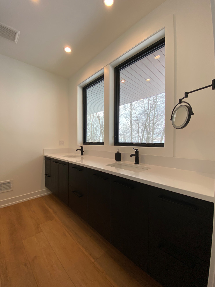 Example of a transitional bathroom design in Grand Rapids