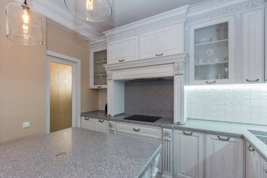 Кухня соединенная с гостиной зеркальным порталом. Реализованный проект